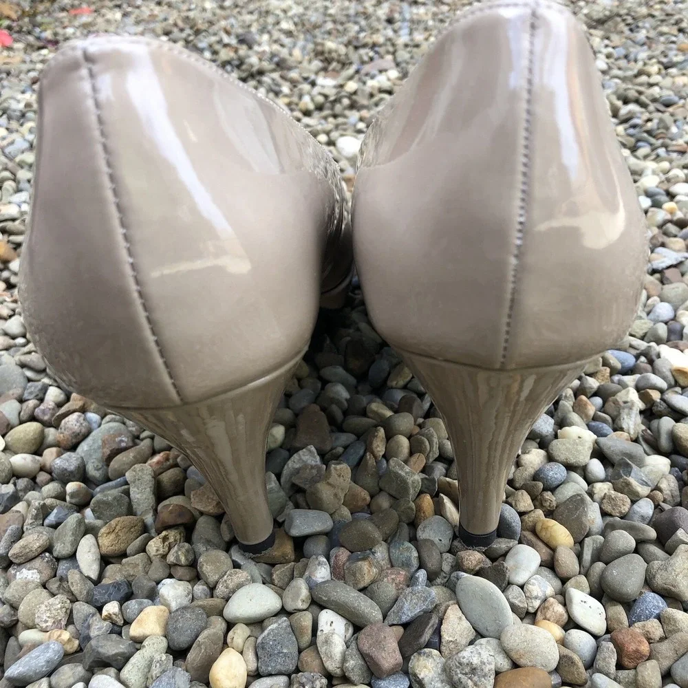 BANDOLINO Beige Shiny Nude Taupe Heels 8.5 M Neutral Pumps Peep Toe Shoes
